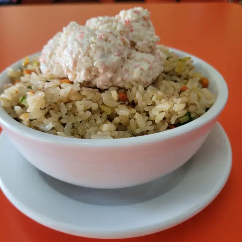 Yakimeshi Tampico con salsa de cangrejo