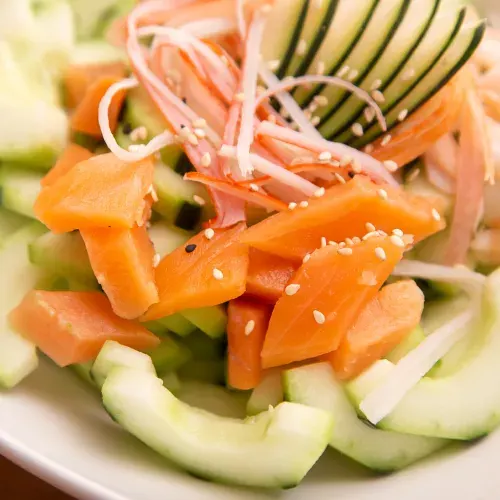Ensalada Sunomono con pepino y mariscos